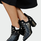 Adéla – Boty s Hroty a Širokým Podpatkem