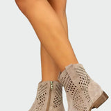 Veronika – Boty s Perforovaným Vzorem a Bočním Zipem