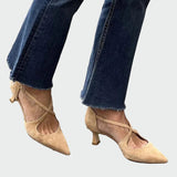 Adéla – Lodičky s Špičatou Špičkou a Křížovými Pásky