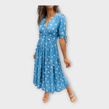 Adéla – Elegantní Šaty s Moderním Vzorem a Nadčasovou Elegancí