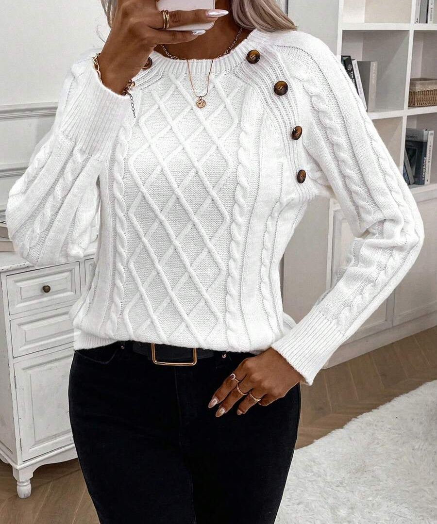 Clara – Svetr s knoflíkovými detaily a pleteným vzorem