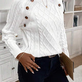 Clara – Svetr s knoflíkovými detaily a pleteným vzorem