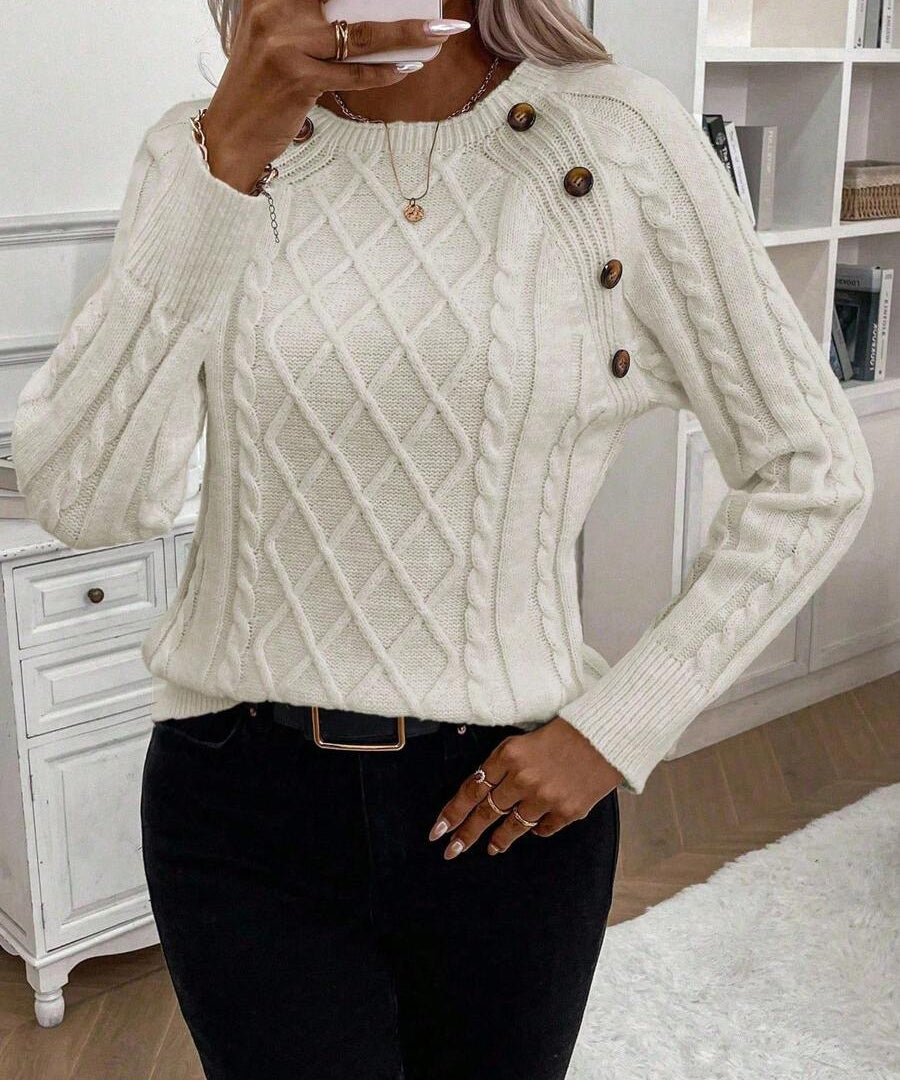 Clara – Svetr s knoflíkovými detaily a pleteným vzorem