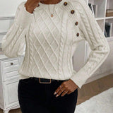 Clara – Svetr s knoflíkovými detaily a pleteným vzorem