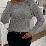 Clara – Svetr s knoflíkovými detaily a pleteným vzorem