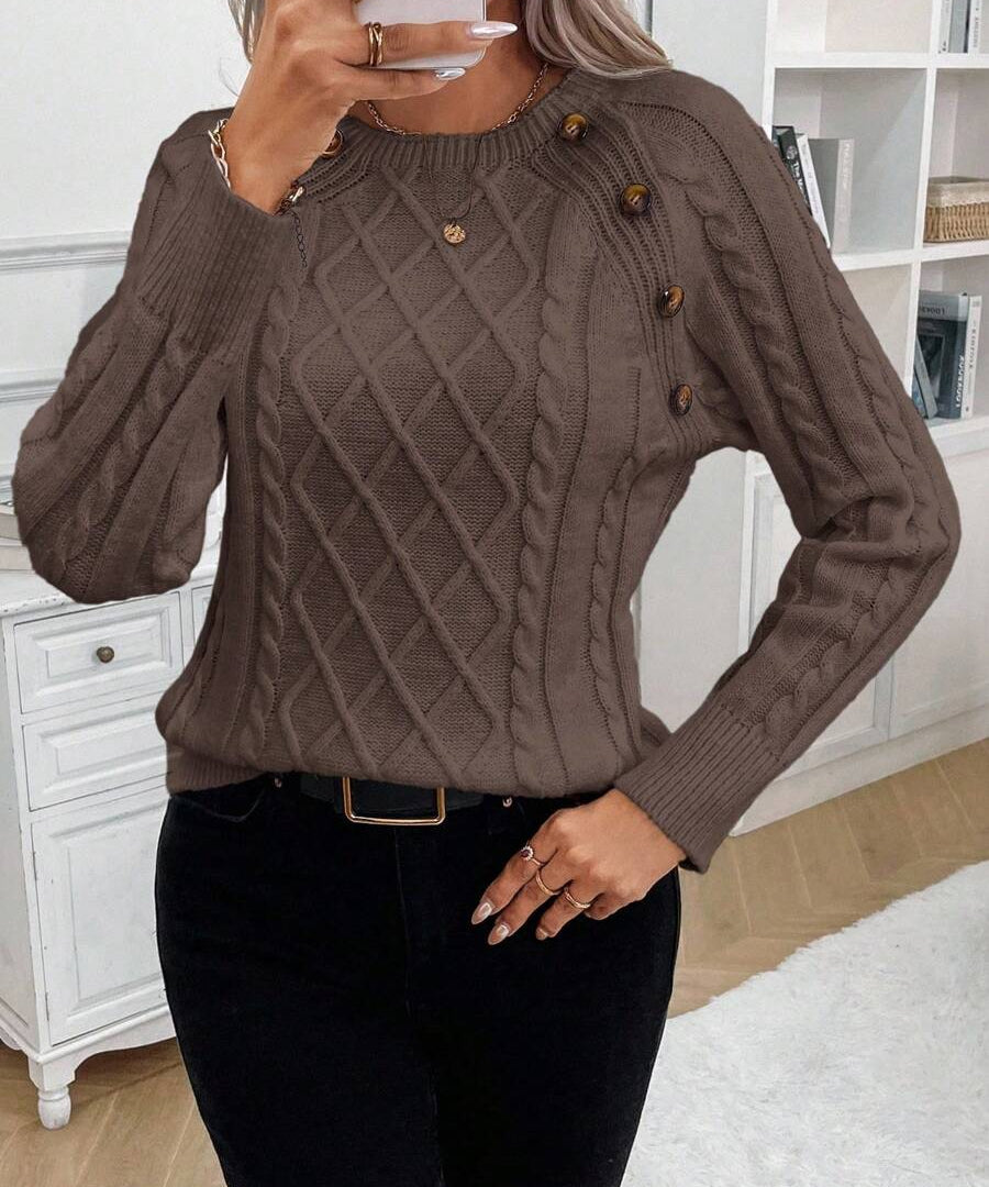 Clara – Svetr s knoflíkovými detaily a pleteným vzorem