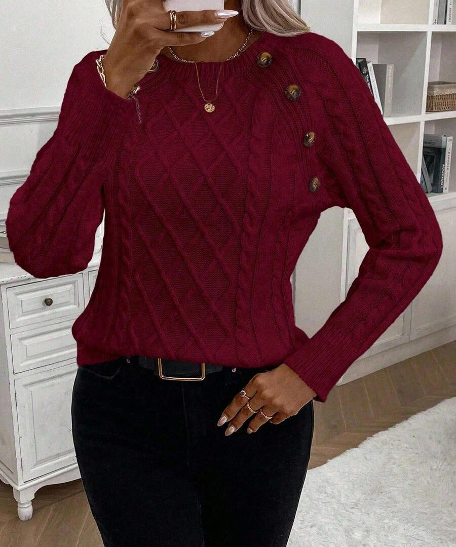 Clara – Svetr s knoflíkovými detaily a pleteným vzorem