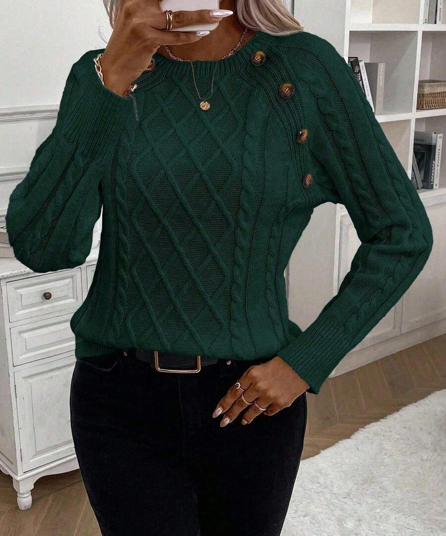 Clara – Svetr s knoflíkovými detaily a pleteným vzorem