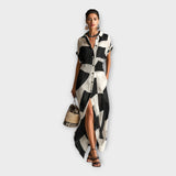 Anna – Elegantní Dlouhé Šaty s Moderním Designem a Nadčasovou Elegancí