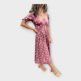 Adéla – Elegantní Šaty s Moderním Vzorem a Nadčasovou Elegancí