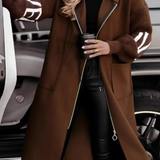 Lenka – Dlouhý Kabát s Úpletovými Rukávy a Kapucí