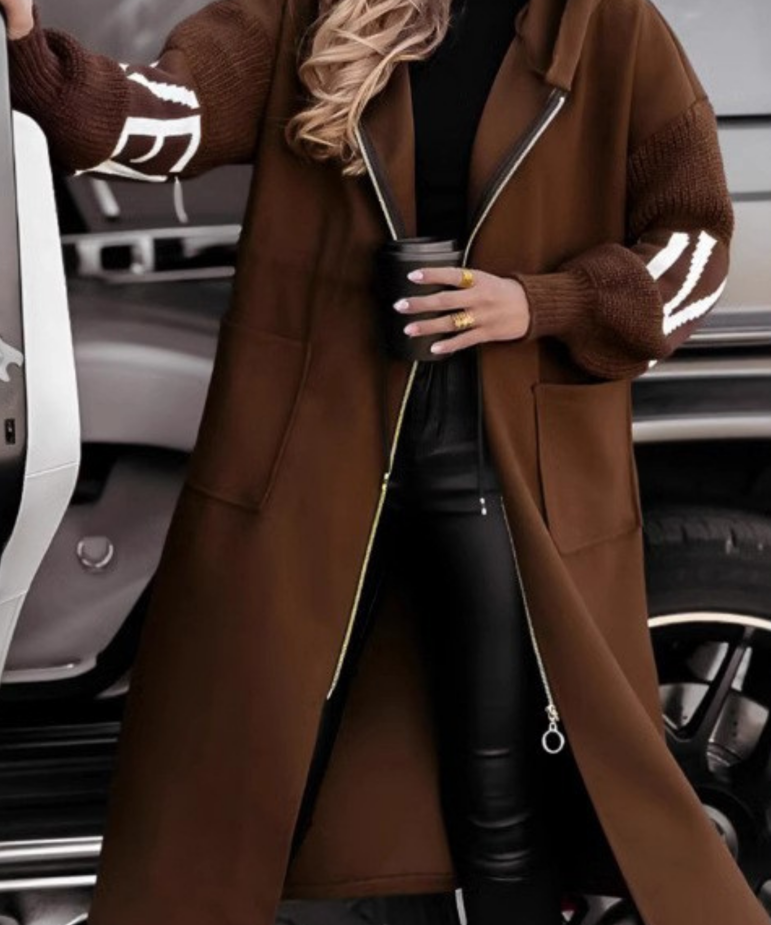 Lenka – Dlouhý Kabát s Úpletovými Rukávy a Kapucí