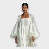 Sofie – Lehké Šaty s Rafinovanou Minimalistickou Estetikou